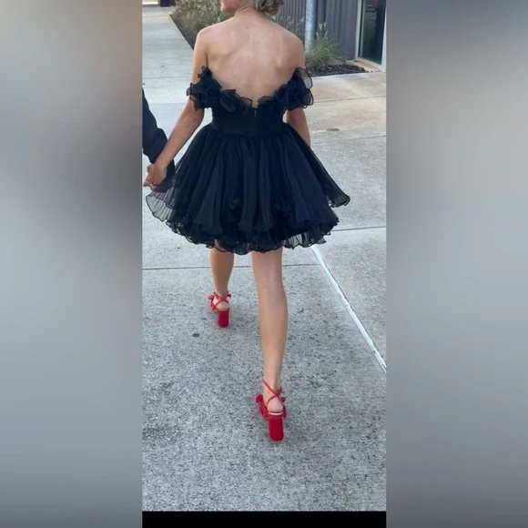 Elegant Black Strapless Ruffled Dress - Picture 3 of 4